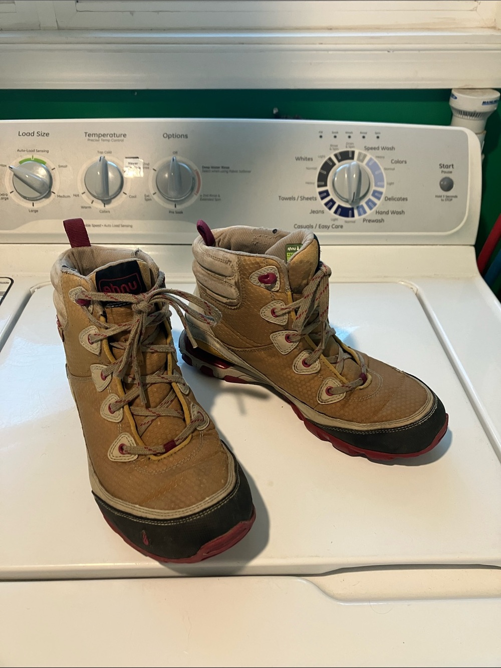 Ahnu Sugarpine lightweight women’s hiking boots 8.5 yellow pink vibram sole